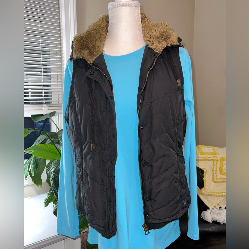 American Eagle 🦅 vest with sherpa hood. Size large